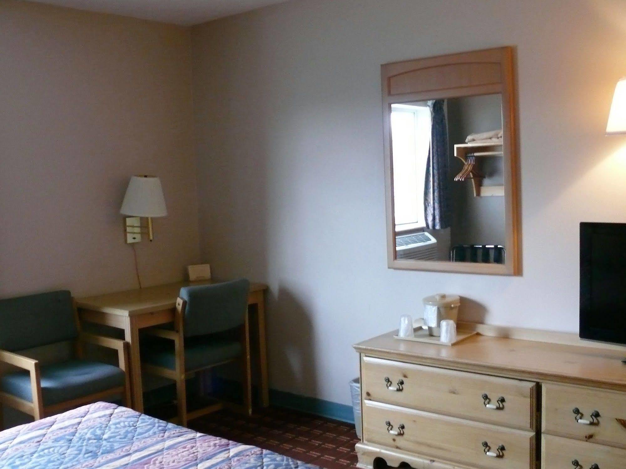 The Woodridge Inn Connersville Extérieur photo