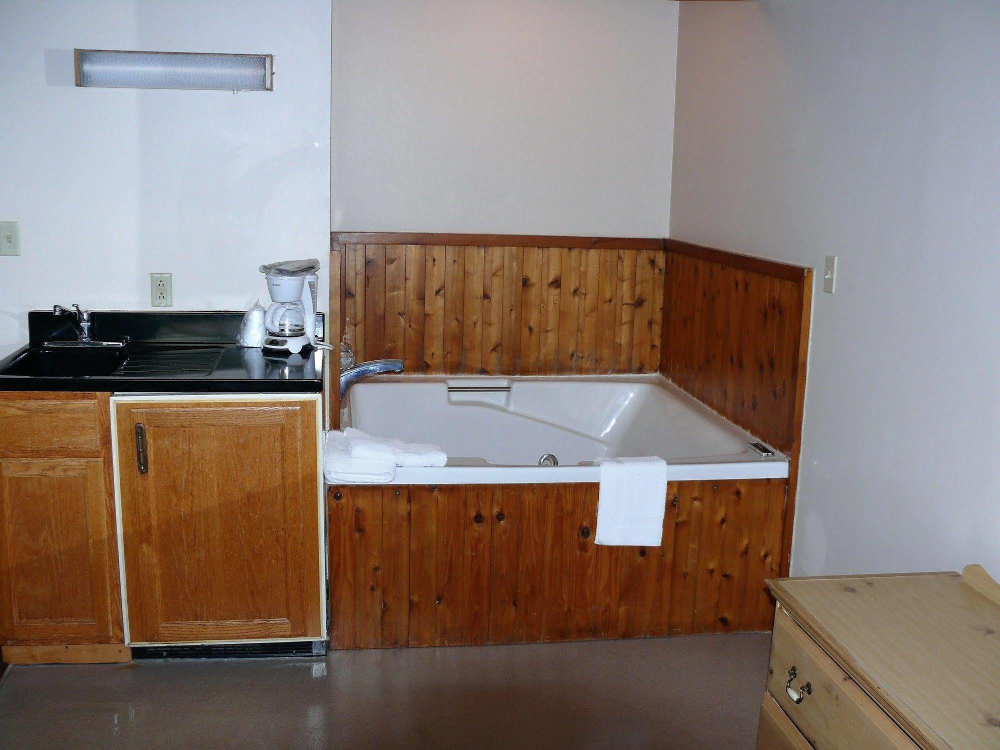 The Woodridge Inn Connersville Extérieur photo